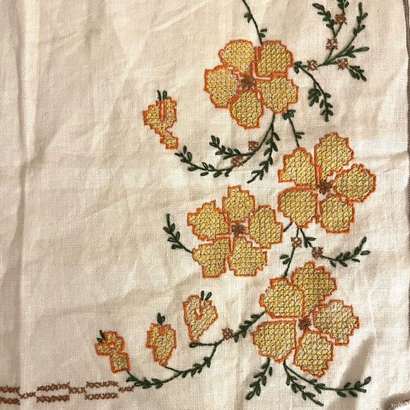Vintage Hankie Handkerchief Embroidered with Yellow Flowers - Picture 4 of 5